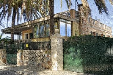 Villa Sometimes von der Stra�e aus. 