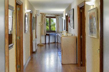 Im Untergeschoss verteilen sich 4 der 6 Schlafzimmer.