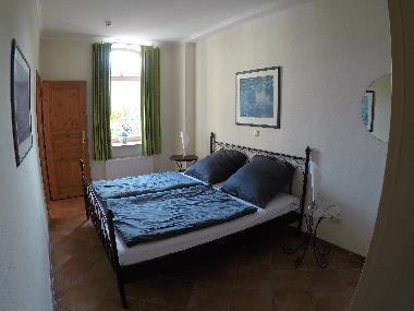 Ger�umiges Schlafzimmer mit blickdichten Vorh�ngen