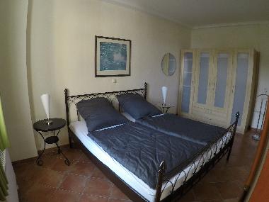 Schlafzimmer und go�er Kleiderschrank