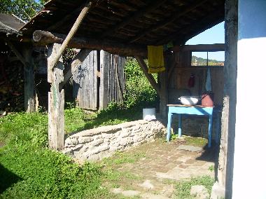 Der �berdachte Freisitz und das Kloh�uschen