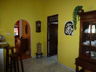 Blick von der Kche aus in den Vorraum, rechts zu Privatbereich