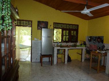 Kche mit Blick auf Veranda und Garten