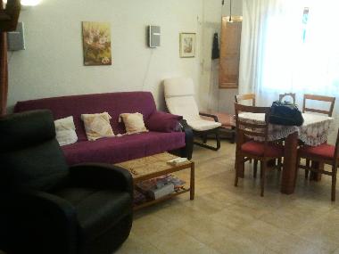 Wohnzimmer mit ausziehbarer Couch