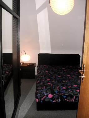 Schlafraum mit Polsterbett