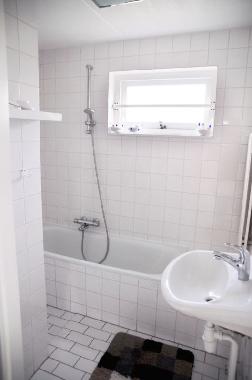 Badezimmer mir ebenerdiger Dusche und Badewanne