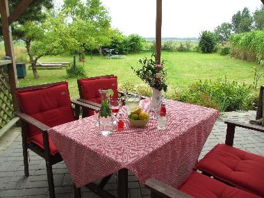 Terrasse mit Blick in den Garten und in Richtung Bodden 