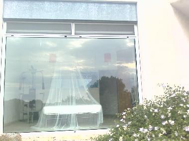 Schlafzimmer Blick von au�en mit Kapernpflanze in voller Bl�te