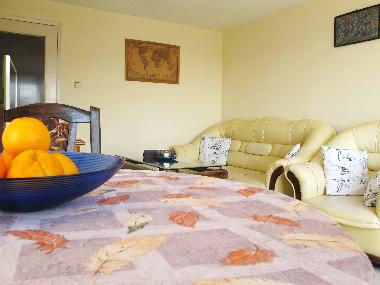 Gste werden mit Frchten empfangen.