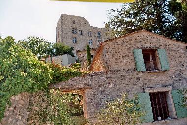 Das Lacoster Schlo� vom Marktplatz gesehen