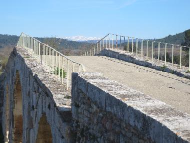 Pont Julien, im Hintergrund der Mont Ventoux
