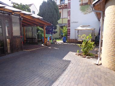 Innenhof mit Car-Port, Garten und Sitzecke