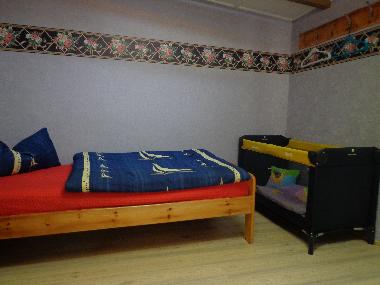 2. Schalfzimmer 2 getrennte Betten und Babybett im Obergescho