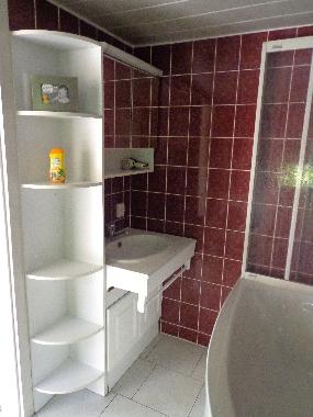 Bad mit Wanne im Erdgescho /Duschabtrennung vorhanden