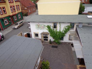 Sicht vom Haupthaus auf das Haus ODIN und der Bahnhofstrasse. Gegenberliegend und im Haupthaus Gast