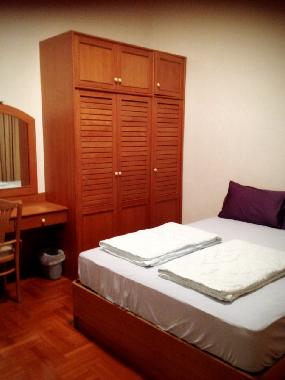 Schlafzimmer mit Doppelbett