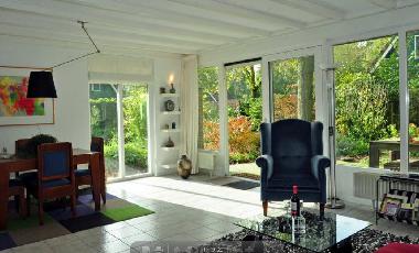 Sonnige Wohnzimmer mit Kamin