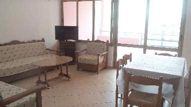 Ruime salon met eettafel voor 6 personen