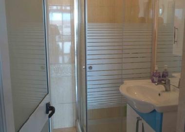 Moderne doucheruimte met toilet en wastafel