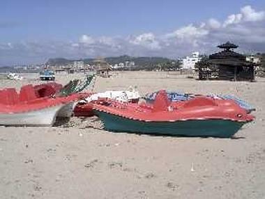 Breed strand met fijn zand