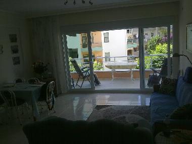 Ess- und Schlaf- Sitzecke im Wohnzimmer