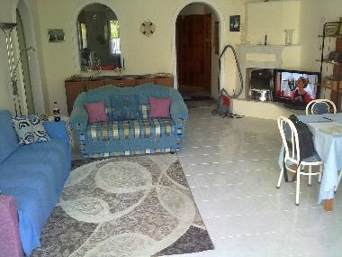 linkes Sofa ist ausziehbar; mit Durchreiche zur K�che