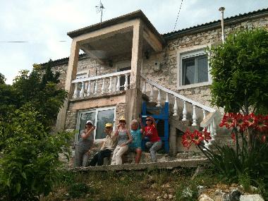 Das Steinhaus mit den glcklichen Urlauber