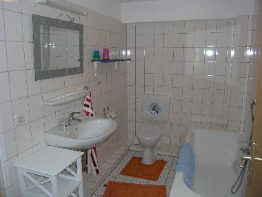 Bad mit WC und Badewanne