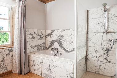 Badezimmer ( Carraramarmor)