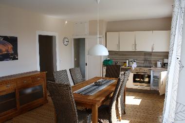 Esstisch und K�chenzeile