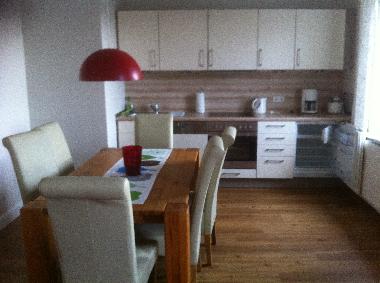 Esstisch und K�chenzeile