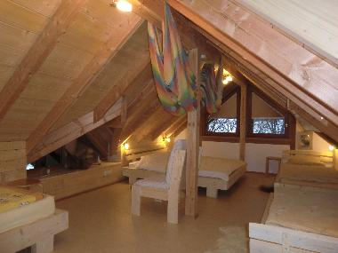 Familienzimmer Dachsbau mit 5 Betten (3 x Einzel- u. 1 x Doppelbett) im DG (33 qm)