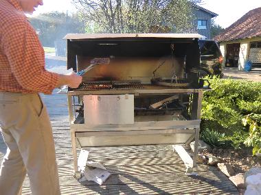 fahrbare Edelstahl-Grillstation mit Spie� (von W�rstschen bis Spanferkel); zus�tzlicher Terrassenkam