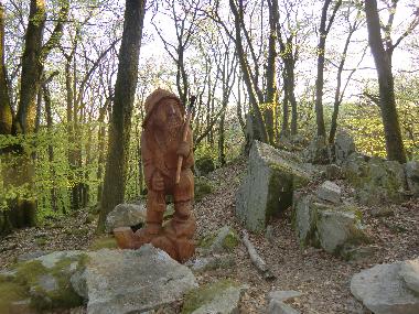Im nahen Zauberwald gibt es viel Interessantes zu entdecken.