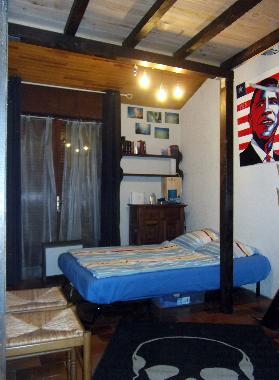 Zimmer1 mit offener Klappcouch