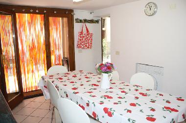 EG: Kche mit Waschmaschine - Blick nach draussen