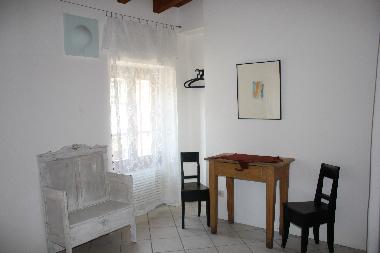 4.OG: Schlafzimmer mit Tisch, Schrank, Doppelbett, Dusche, WC