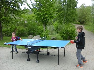 auch auf der Anlage sind die Kids beschftigt: Tischtennis, Fussball, Badminton, Volleyball, div. Sp