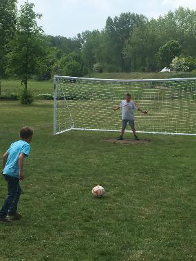 Fussballplatz mit zwei Toren ( 5x2 m) Gre 20 x 35 m