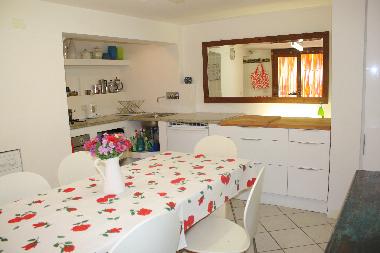 EG: Kche mit Gasherd, Ofen, Khlschrank - Blick nach drinnen