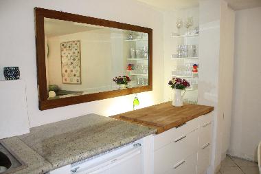 EG: Kche mit Anrichte, Spiegel, Glserregal