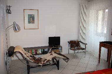 3.OG: Schlafzimmer mit TV, Corbusier Liege, Doppelbett, Dusche, WC