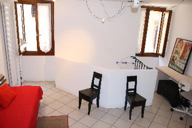 2.OG: Studio mit 2 Einzelbetten, Arbeitstisch und Ablage, Wandregal, WC