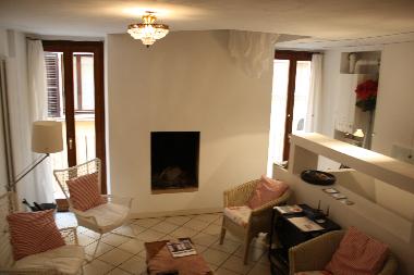 1.OG: Kaminzimmer mit 5 Sesseln, Bank und Sofa-Lounge