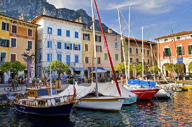 Gargnano mit Hafen und Booten im Zentrum