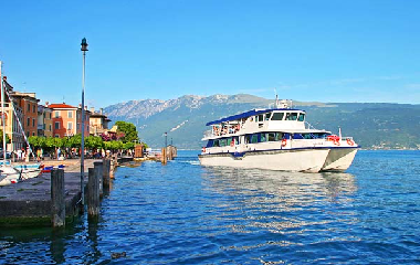 Gargnano mit der Dampferanlegestelle vor unserem Haus
