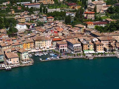 Gargnano mit Hafen und unserem Stadthaus ca. 20 mtr vom See entfernt.