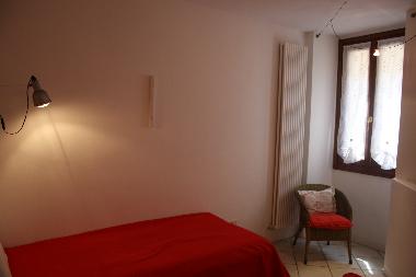 2.OG: Studio mit 2 Einzelbetten, Arbeitstisch und Ablage, Wandregal, WC