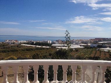 Blick zum Mittelmeer von einer Terrasse