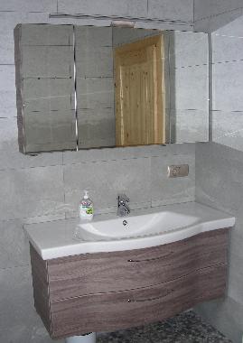 Zeitgem��er Waschtisch im lichterf�llten Badezimmer